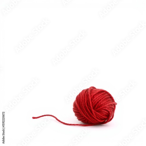 Intensiv roter Wollknäuel aus dicker Wolle auf weißem Hintergrund – ideal für DIY-Projekte, Handarbeit oder Textildesign.