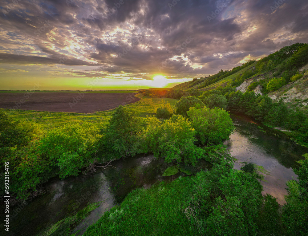 Obraz premium aerial landscape of a river and a green field