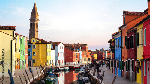 un canale affiancato dalle case colorate nel caratteristico e pittoresco borgo di Burano su una delle isole della laguna di venezia