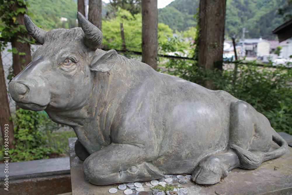 Naklejka premium statue of a cow in a temple in aizuwakamatsu in japan 
