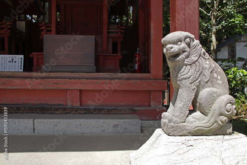 Canvas Print statue of a lion in a shinto (?) temple (shiogama-jinja) in shiogama in japan
