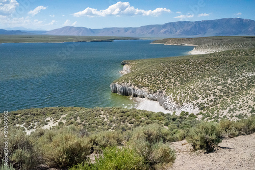 Foto Crowley Lake's unique coastline of white stone pillars