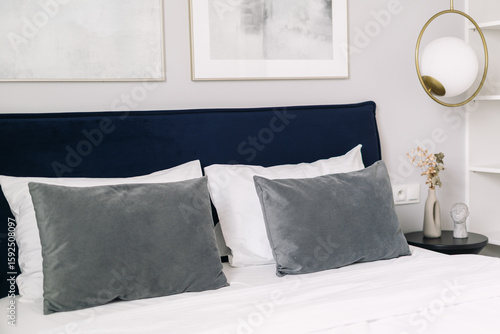 Foto Modern hotel room with neat bedding and stylish decor for a comfortable stay