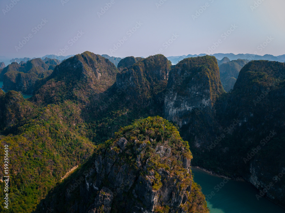 Obraz premium Scenic aerial view of Halong bay's majestic limestone islands in Vietnam