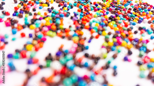 Fondo de mullos dispersos desordenados desenfocados coloridos efecto bokeh