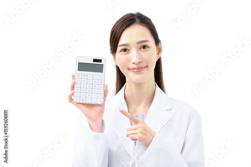 計算機を持ち説明する医者　白衣の女性