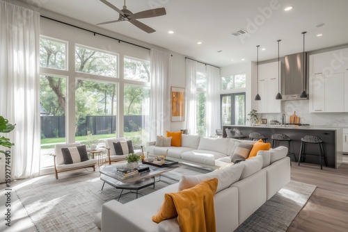 Sala de estar contemporânea com janelas amplas, cortinas translúcidas e decoração escandinava em tons claros, iluminada por luz natural suave, IA generativa