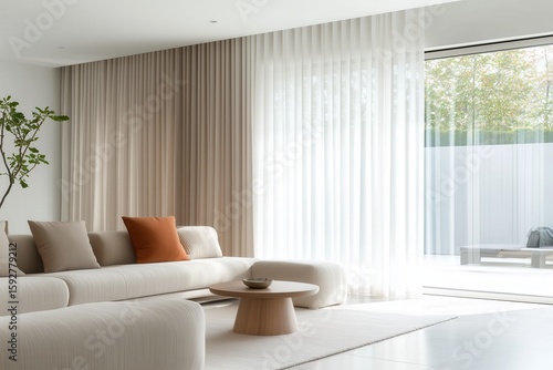 Sala de estar contempor  nea com janelas amplas  cortinas transl  cidas e decora    o escandinava em tons claros  iluminada por luz natural suave  IA generativa