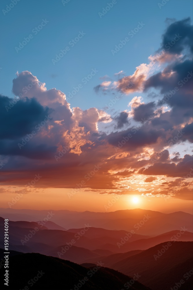 Obraz premium Breathtaking mountain sunset with dramatic clouds and vibrant sky