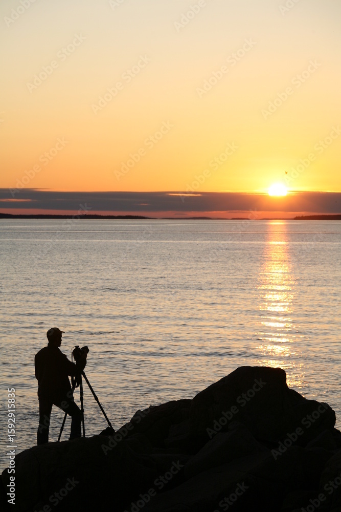 Fototapeta premium Fotograf vor Sonnenuntergang