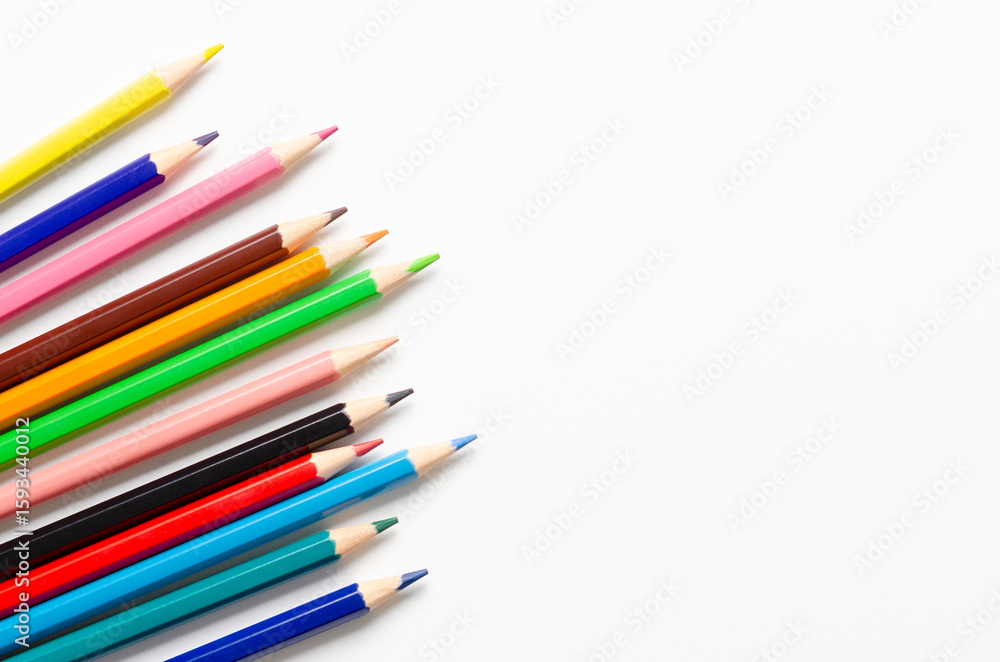 Naklejka premium Collection of colorful sharpened pencils on a white background with copy space.