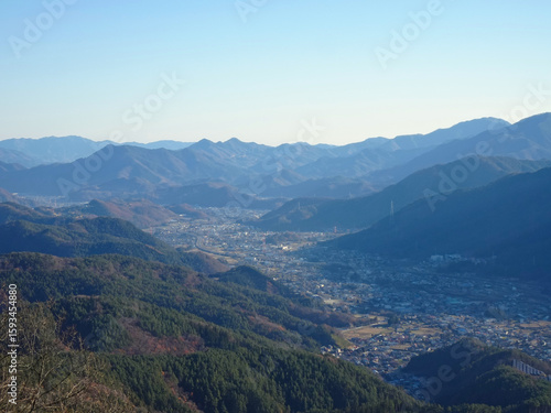 山と谷間