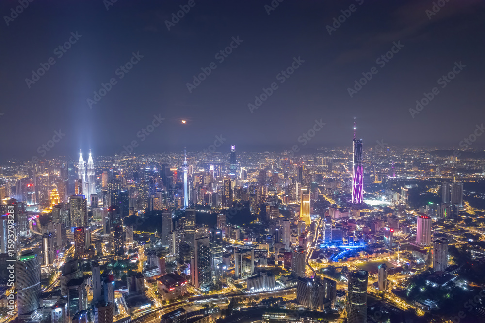 Fototapeta premium night falls over Kuala Lumpur