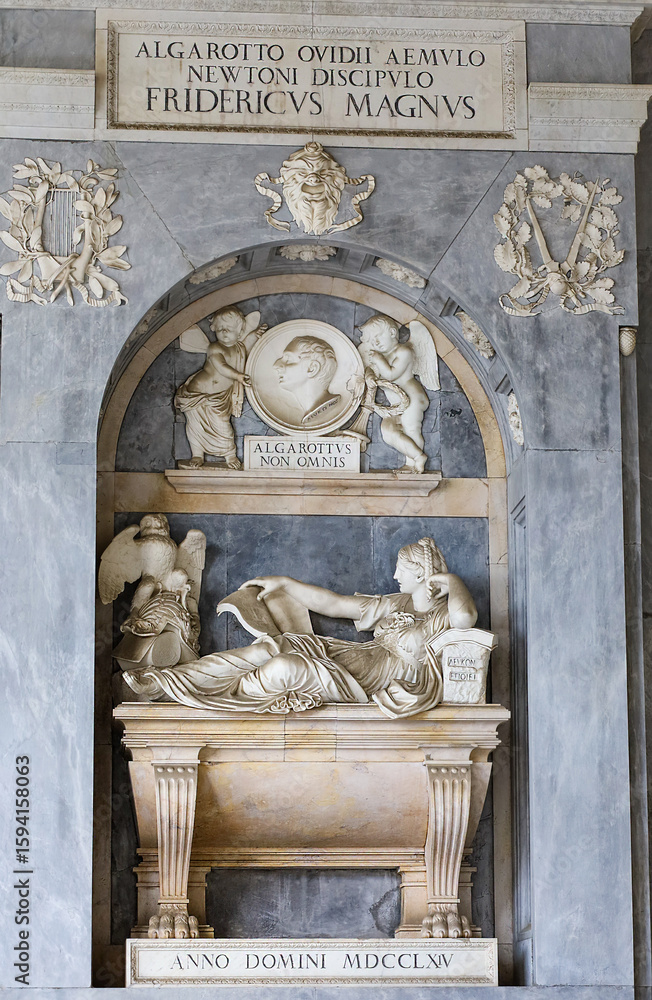 Φωτογραφία The grave memorial sculpture on Count Francesco Algarotti's thomb at the Camposanto Monumental in Pisa, Italy