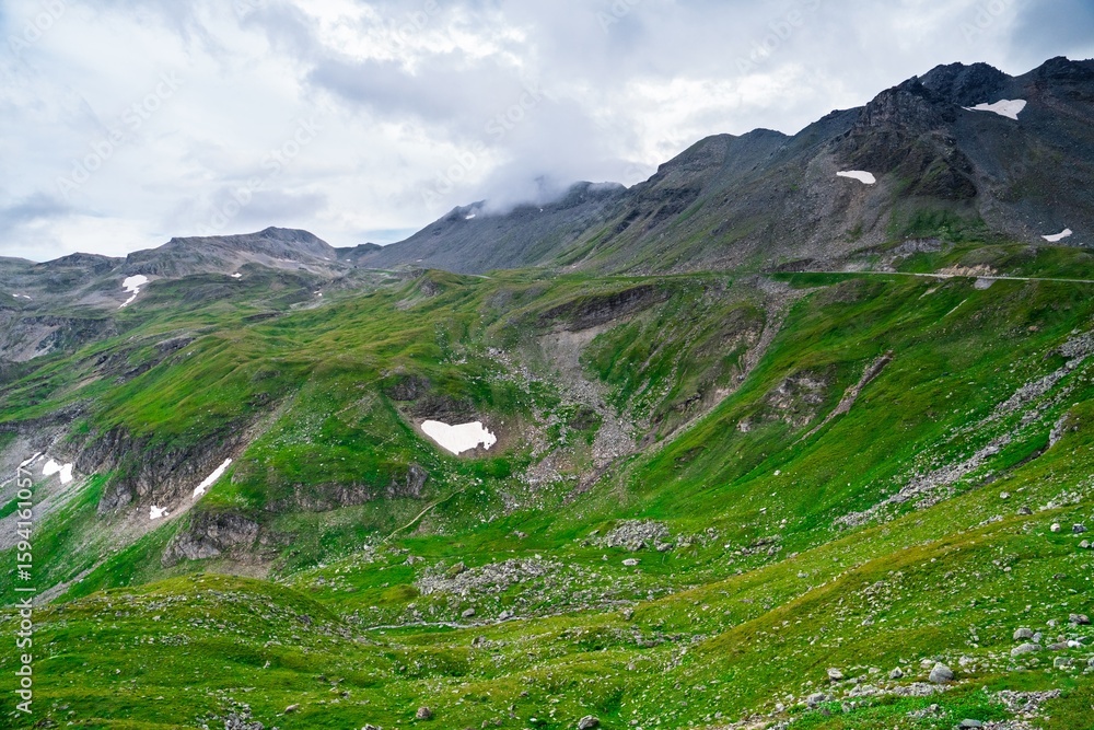 Obraz premium Experience breathtaking alpine views near Zell-am-See, Kaprun, Austria. Lush green mountains, serene lakes, and stunning glaciers create a perfect backdrop for outdoor adventures and relaxation.