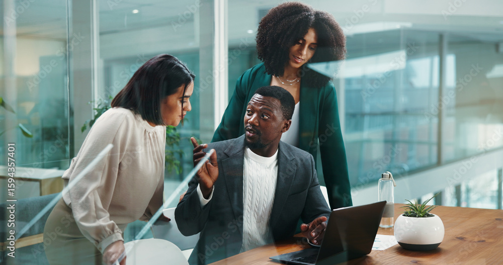 Obraz premium Teamwork, talk or business people on laptop for economic news or investment advice. Collaboration, project or financial manager with women in meeting for profit, accounting report or finance budget