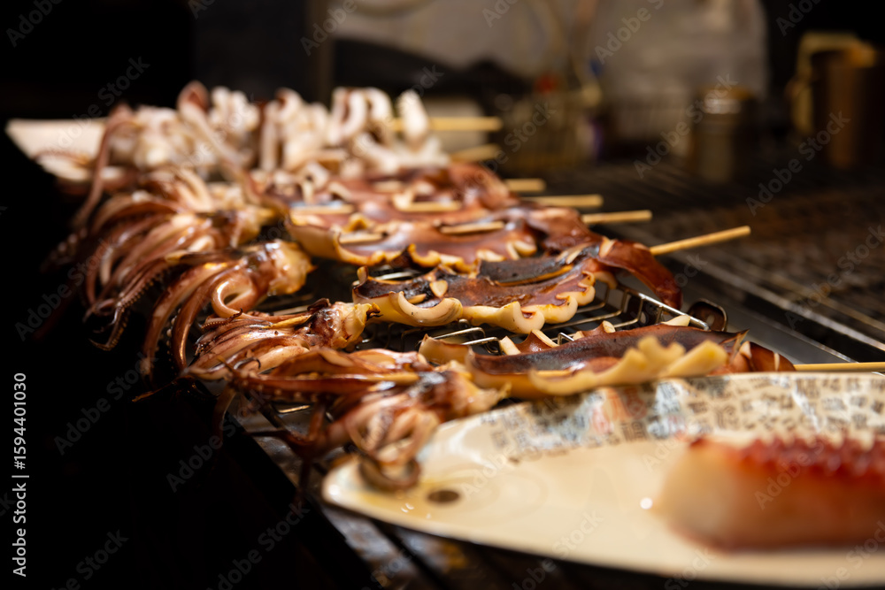 Obraz premium Grilled squids at Ningxia night market in Taipei close up