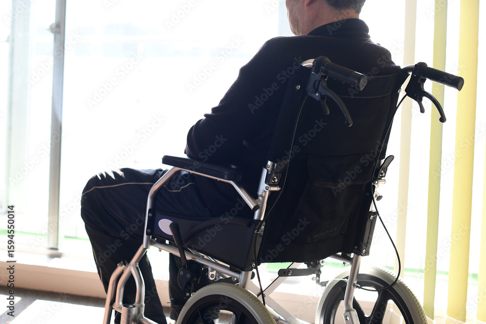 Obraz premium 車椅子に座るアジア人の高齢男性の後ろ姿