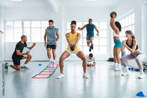 Photos Multiethnic group of sportive people doing functional workout at the gym, concep
