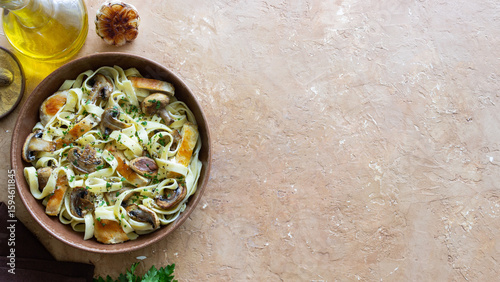 Obraz na płótnie Fettuccine pasta with chicken and mushrooms in creamy sauce