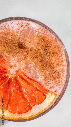 Foto Zesty blood orange garnished drink with cinnamon dust, evoking sunset serenades,