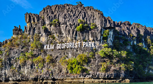 Fotografía Stunning View of Kilim Geoforest Park Cliffs and Rock Formation