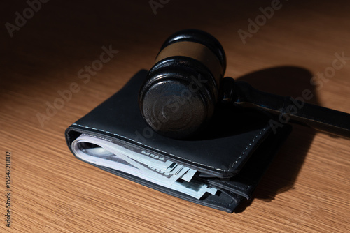 Tableau sur toile Gavel on top of a wallet