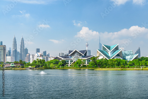 Canvas Print Awesome Kuala Lumpur skyline. Scenic lake and fountains