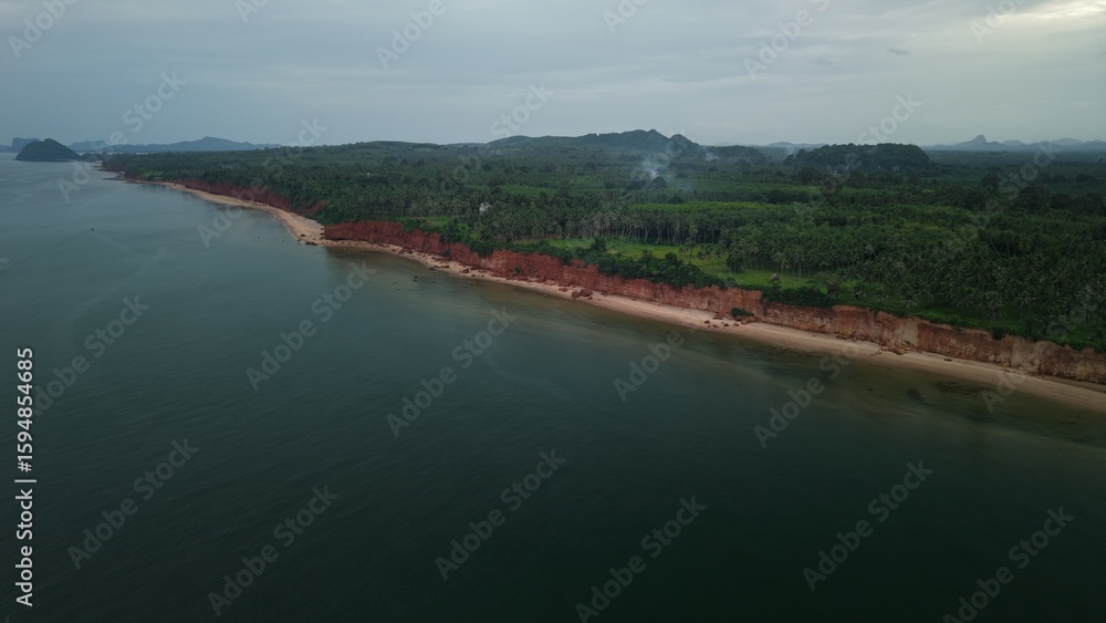 Fototapeta premium Red cliff is contrasting with the green