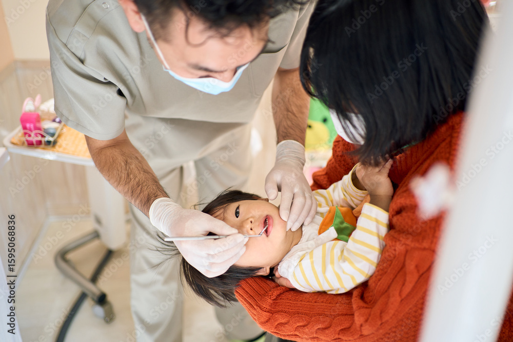 Obraz premium 歯科検診を受ける1歳11ヶ月に男の子
