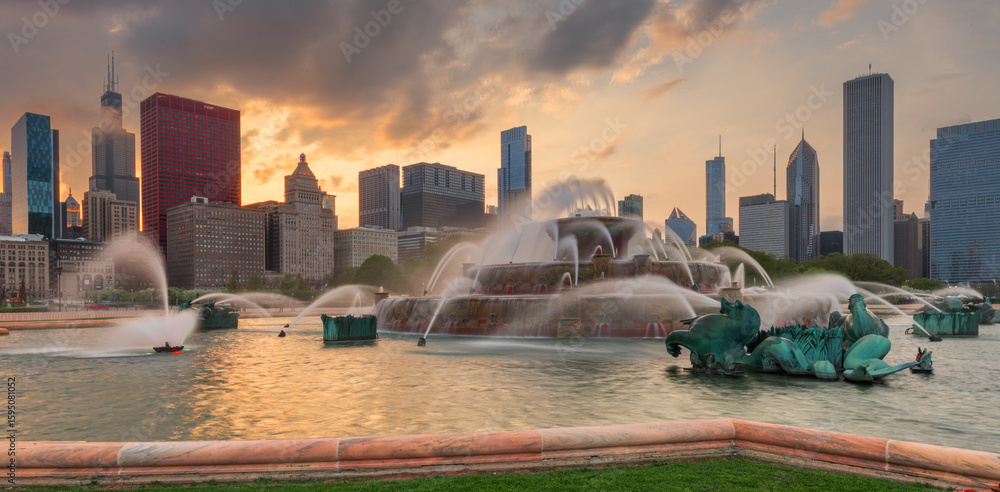 Obraz premium Chicago, Illinois, USA Fountain and Skyline