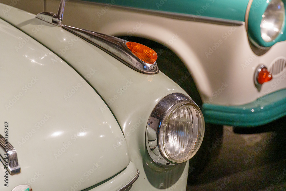 Fototapeta premium Historische Autos und Motorräder im Museum