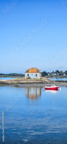 Maison de Saint-Cado sur son îlot au lever du soleil