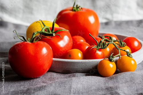 Billede på lærred Isle of Wight tomatoes on a table