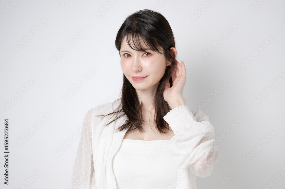 髪を触る女性 髪を触る女性