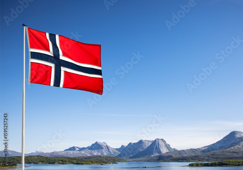 Norwegische Nationalflagge vor blauem Himmel