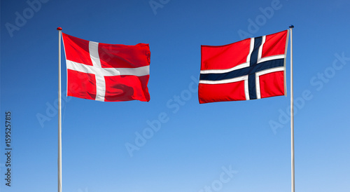 Norwegische und Dänische Nationalflagge vor blauem Himmel