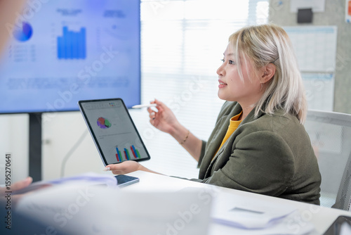 Obraz na płótnie Business woman team leader explian declare insight data, powered by AI meeting a