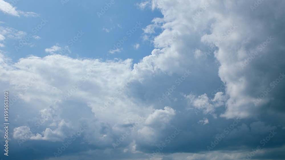 Obraz premium A scenic view of a cloudy sky showcasing an array of captivating and varying blue tones