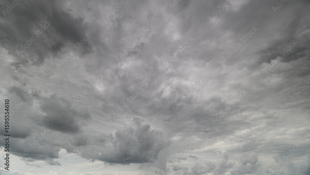 Obraz premium A Dramatic Gray Cloudy Sky featuring Dynamic Cloud Patterns that capture the imagination