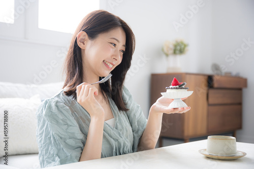 Photos 食欲の秋　甘いスイーツを笑顔で食べる女性　スイーツは別腹いただきます～　