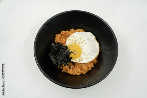 계란프라이와 김가루를 올린 김치볶음밥
