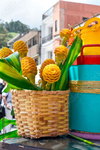 Canasta de flores y cantina azul, en la calle del café. Apia, Risaralda. Colombia