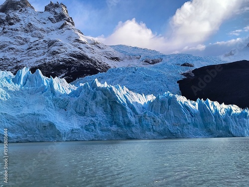 Costa y pared de hielo en una playa de Ushuaia en Argentina