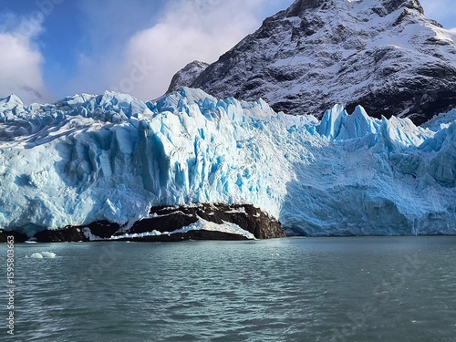 Costa y pared de hielo en una playa de Ushuaia en Argentina