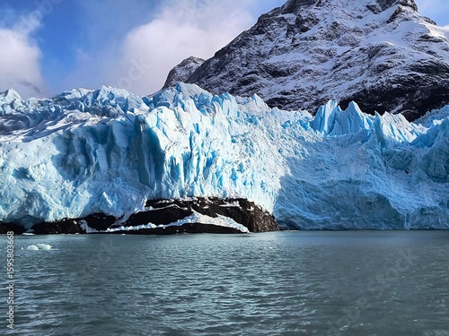 Costa y pared de hielo en una playa de Ushuaia en Argentina