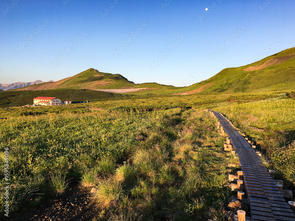 Naklejka premium 夏の五色ヶ原 夕日に照らされる平ノ小屋 〜富山県 飛騨山脈〜 