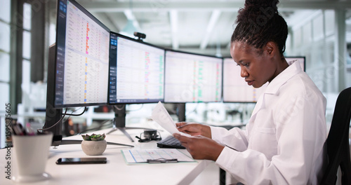 Carta da parati African American Hospital Administrator Embraces Healthcare Technology