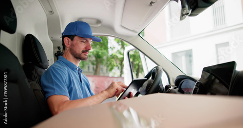 Fotografi Speedy Courier Transporting Packages In Company Vehicle