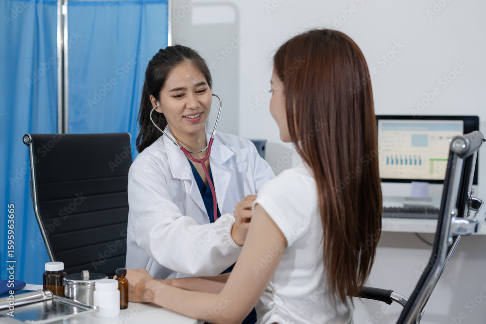 Obraz premium doctor measure heart rate by stethoscope on older patient. Medical insurance service concept.